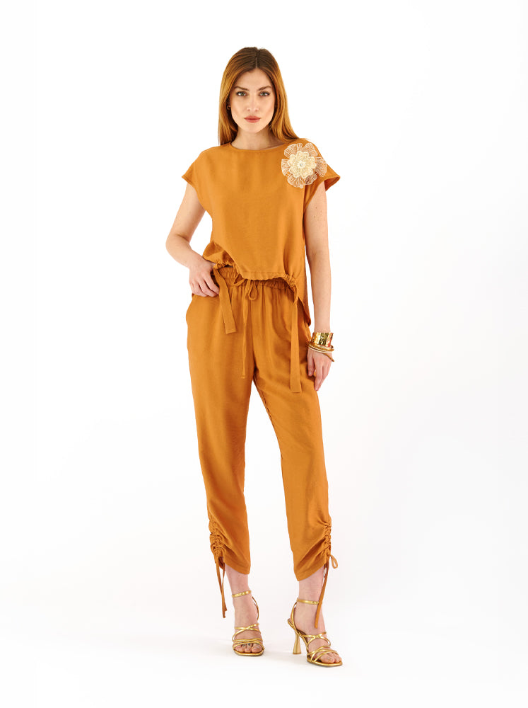 Blusa con coulisse e patch fiore