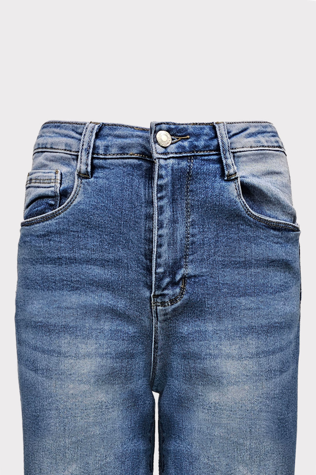 Jeans sfrangiato al fondo