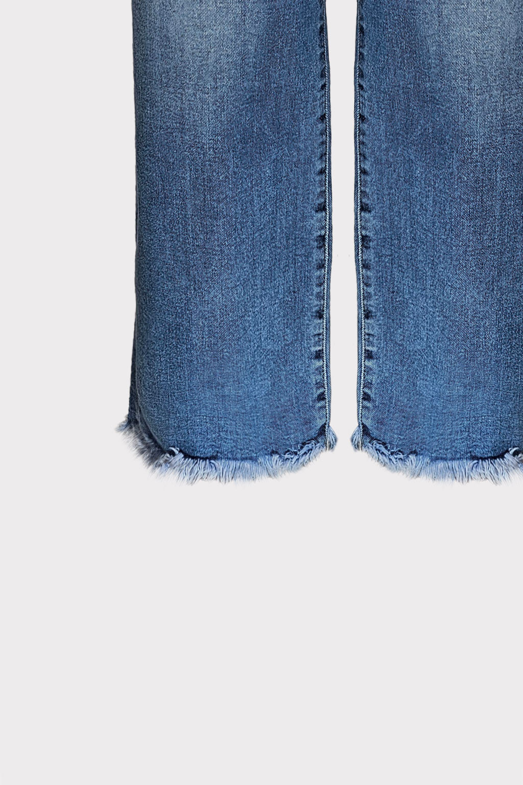 Jeans sfrangiato al fondo