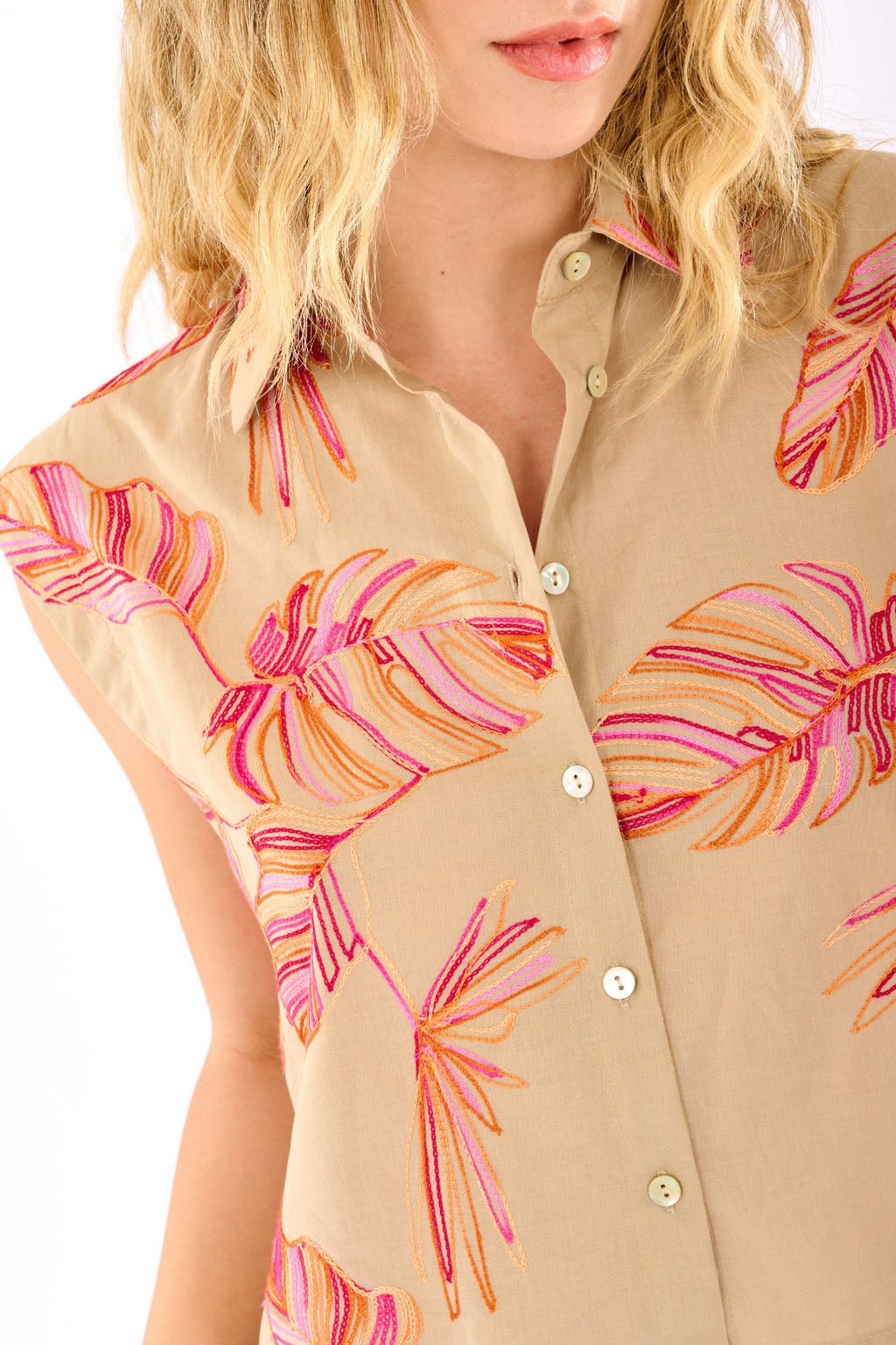 Camicia con ricamo foglia