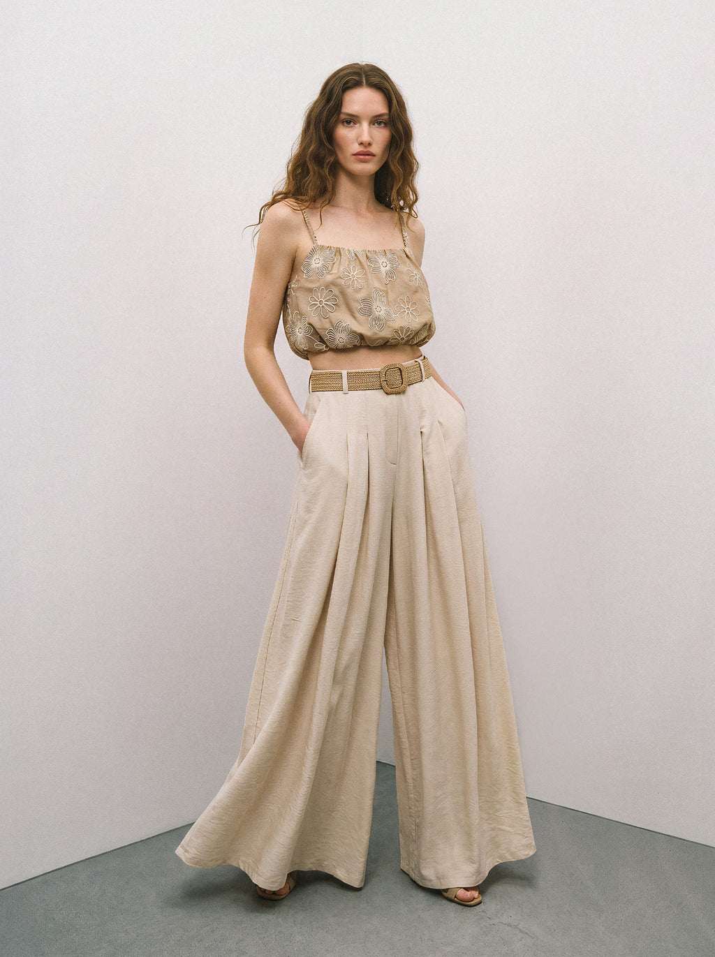 Top cropped ricami all-over