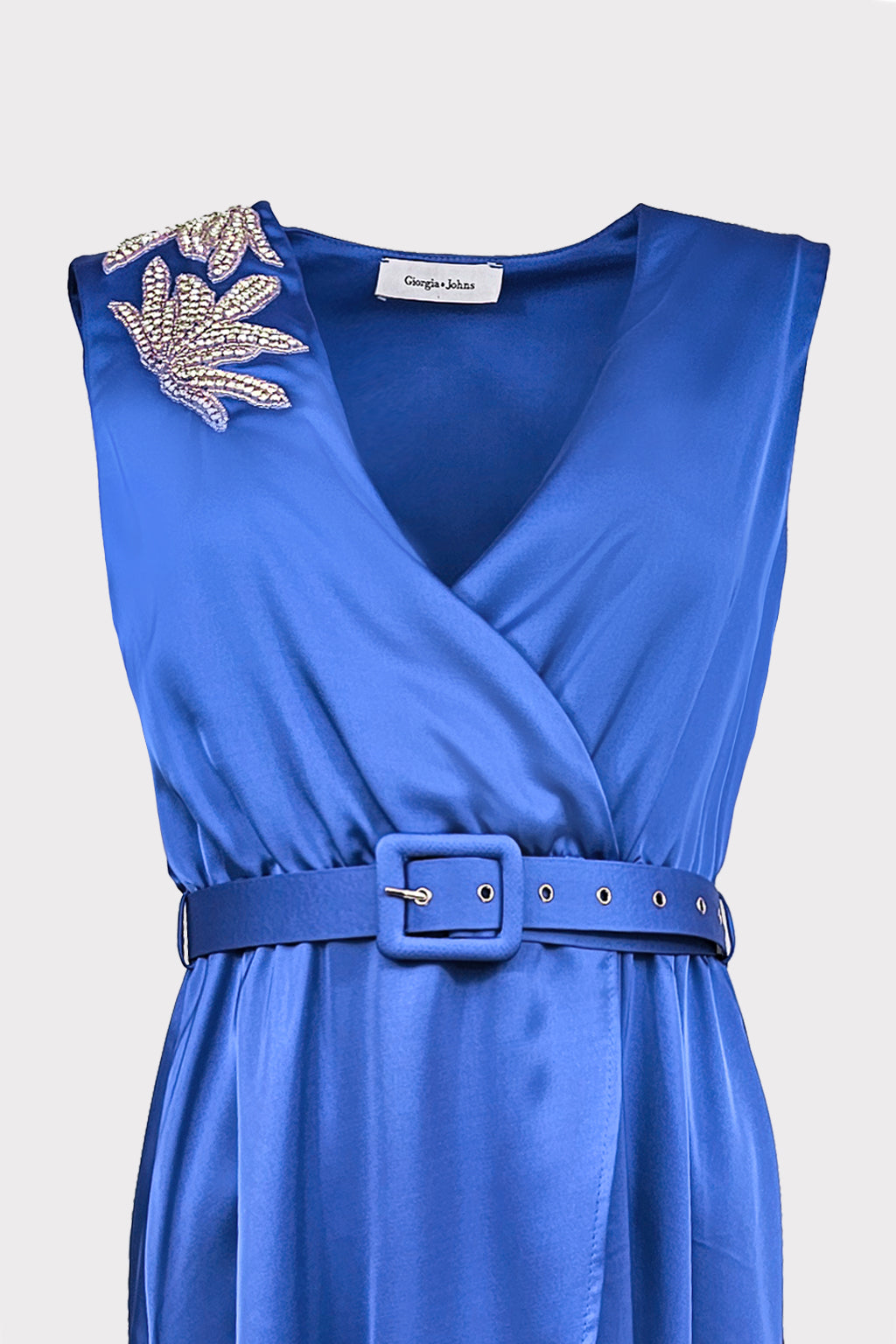 Abito raso con accessorio spalle
