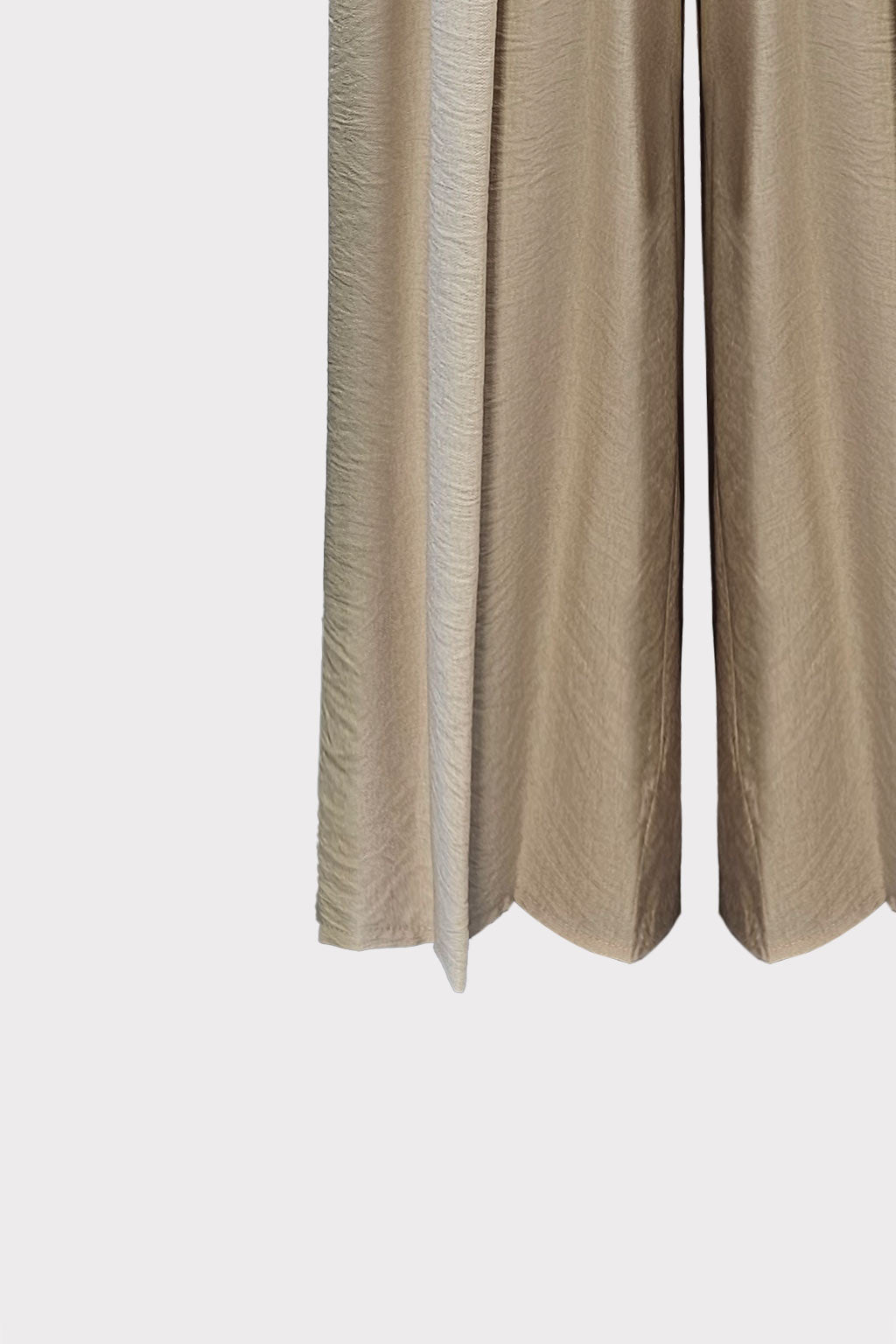 Pantalone ampio con pinces
