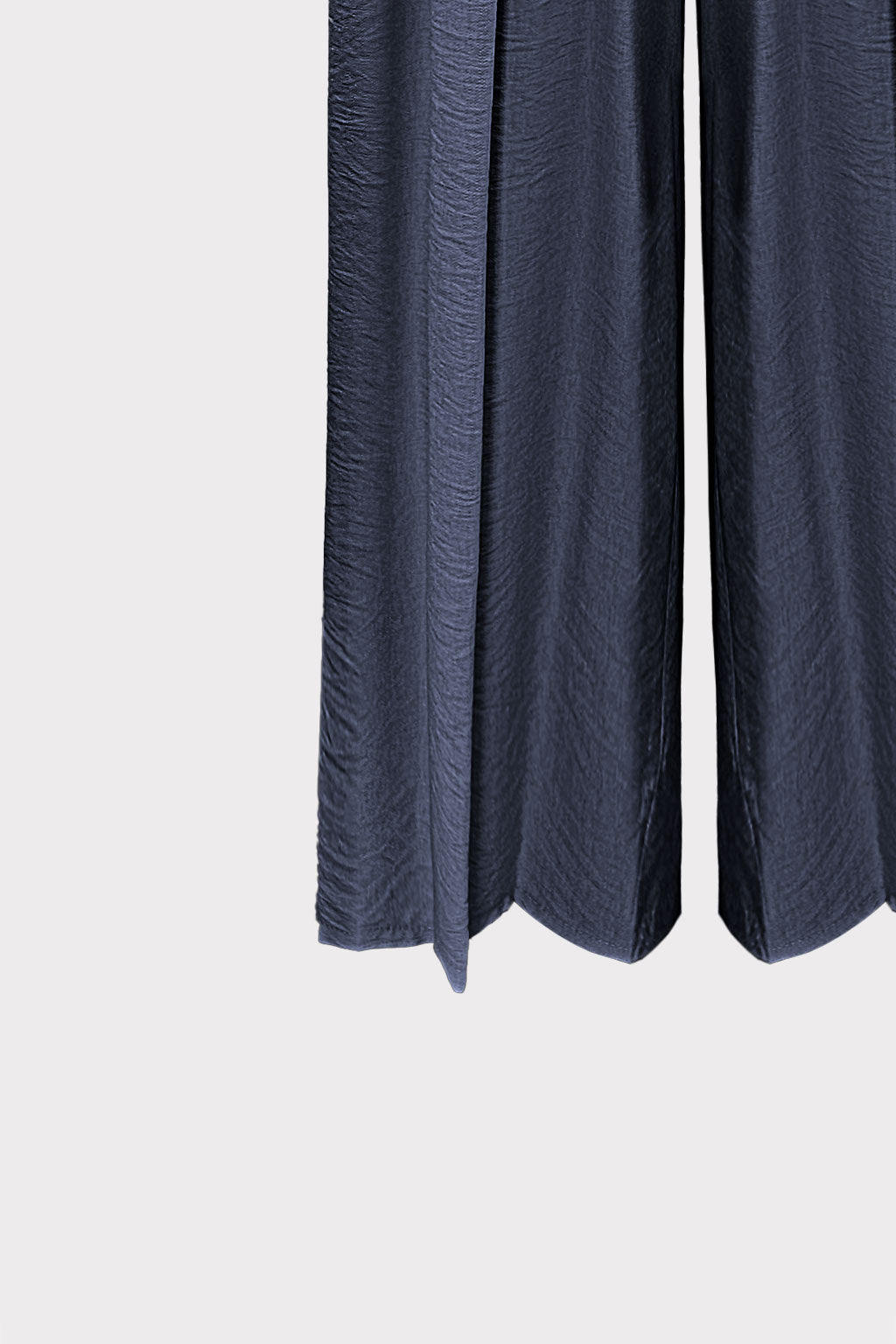 Pantalone ampio con pinces