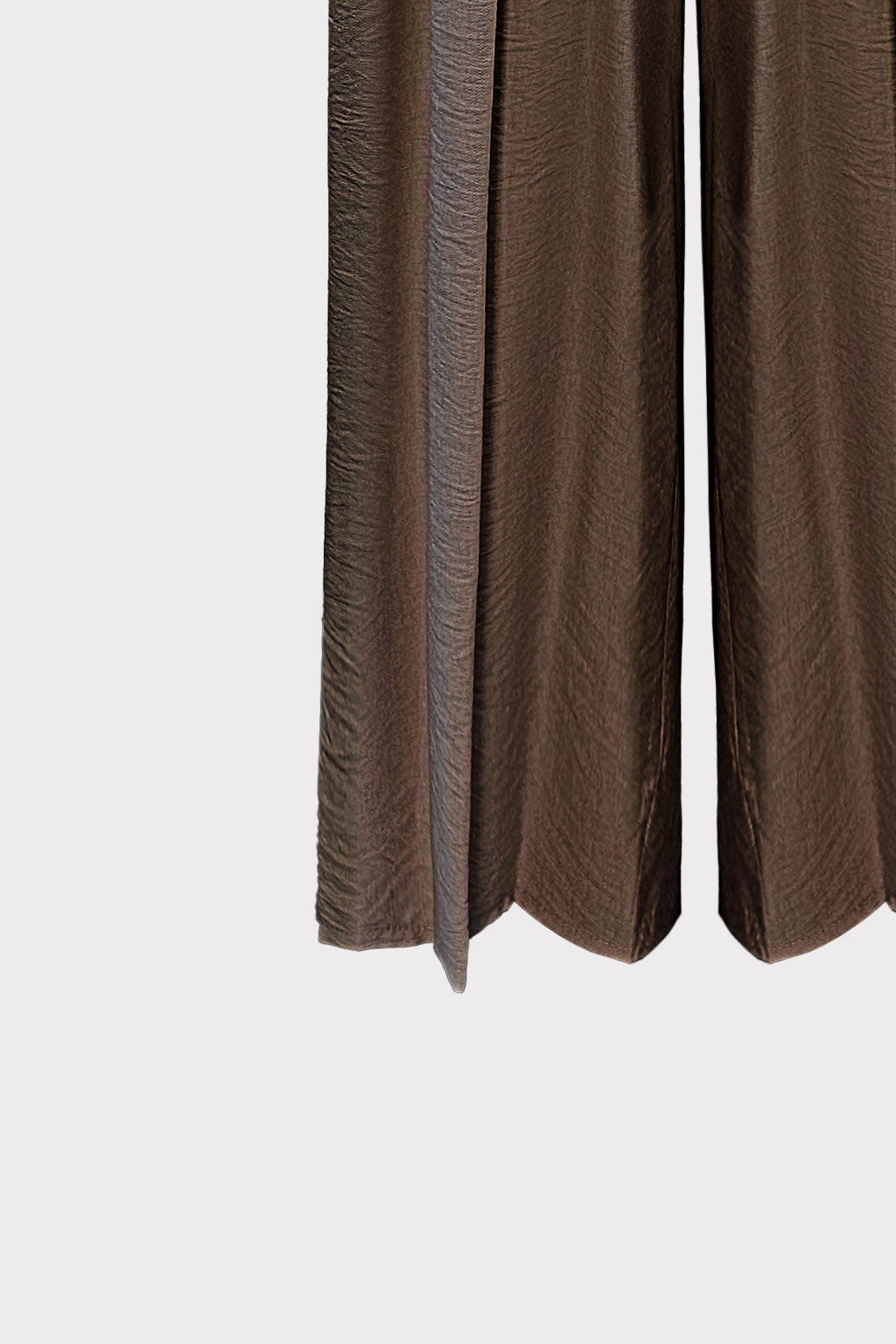 Pantalone ampio con pinces