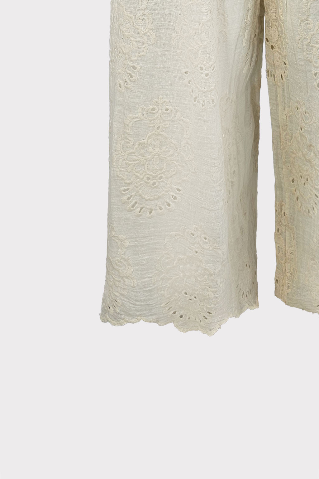 Shorts con ricamo traforato