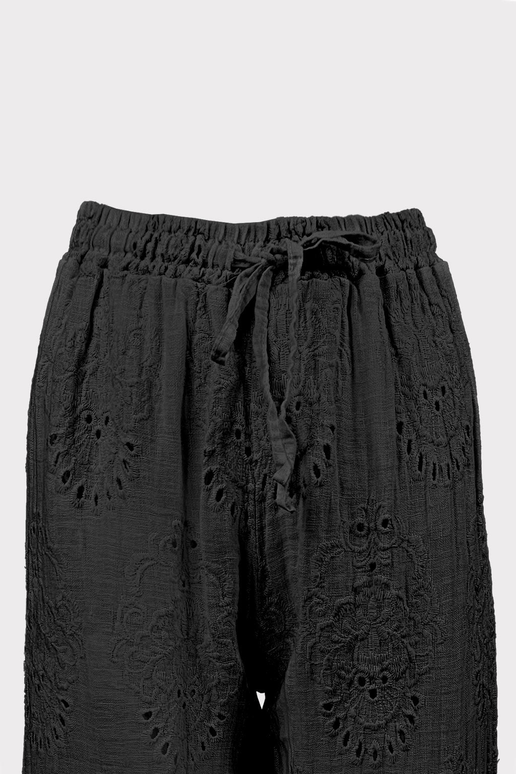 Shorts con ricamo traforato