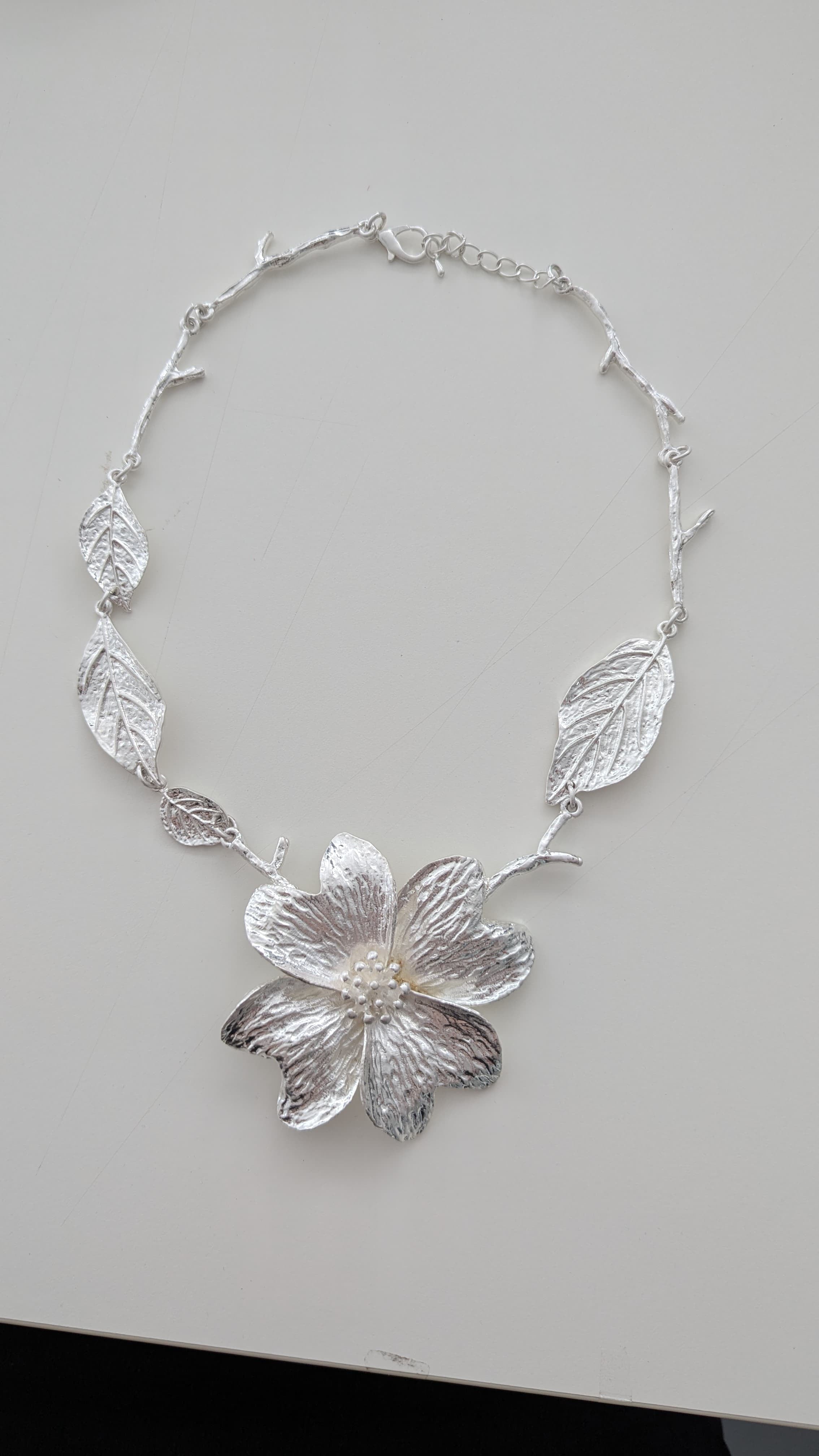 Collana metallo fiore e foglie