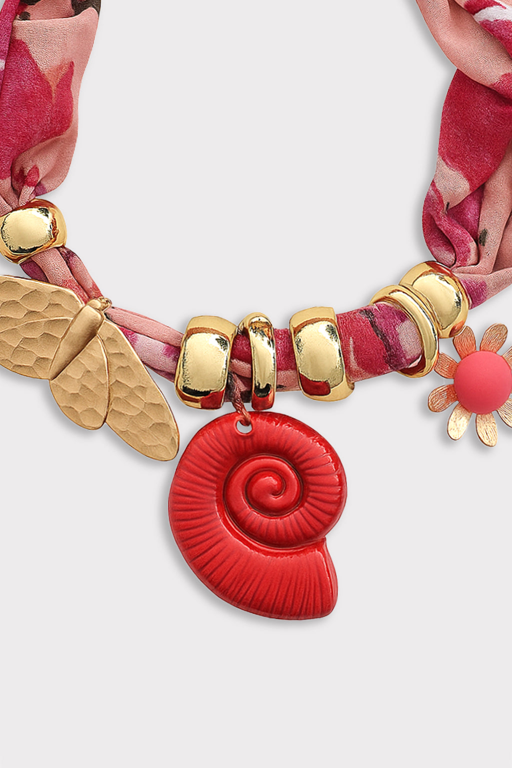 Collana tessuto e charms