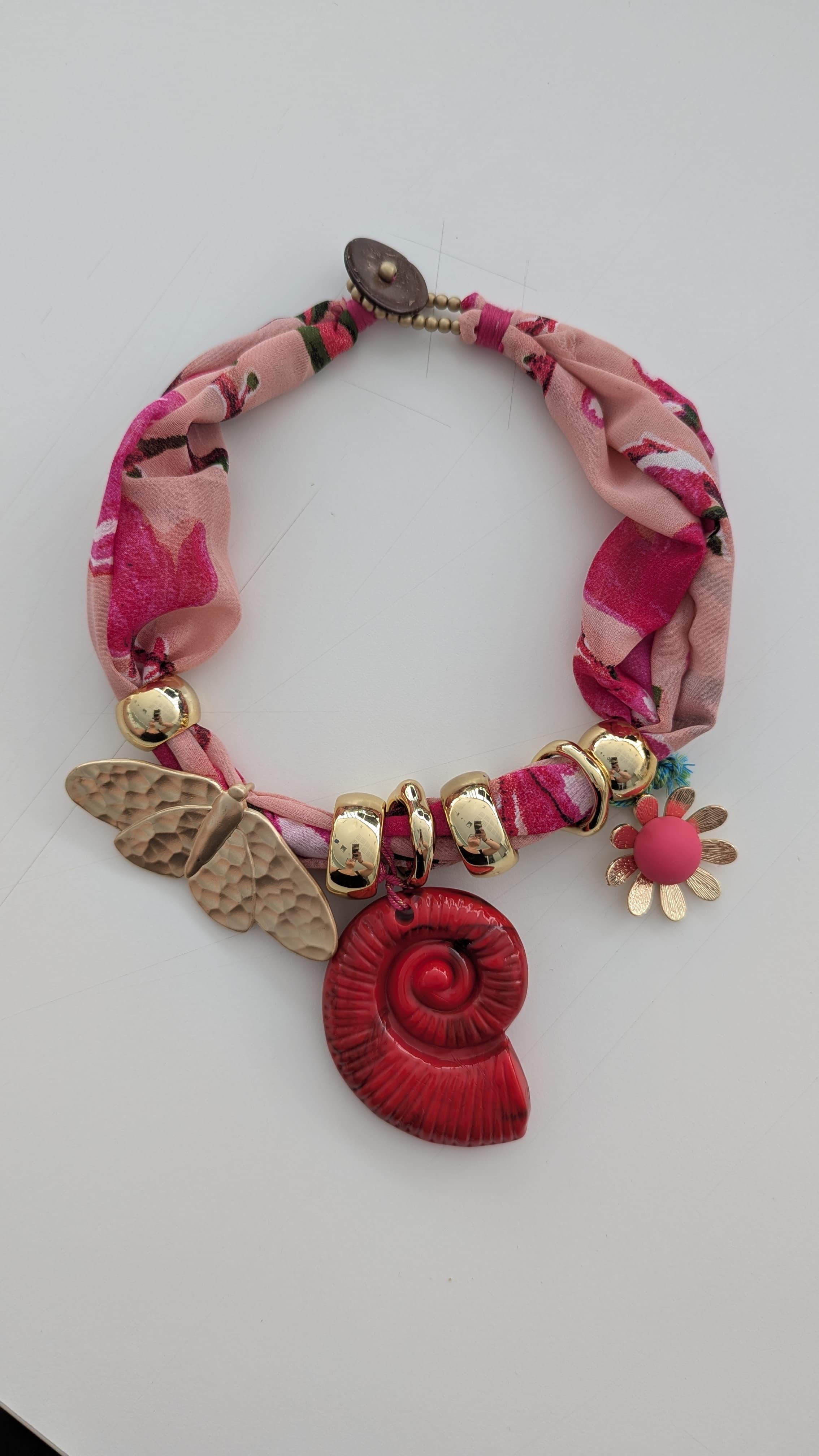 Collana tessuto e charms