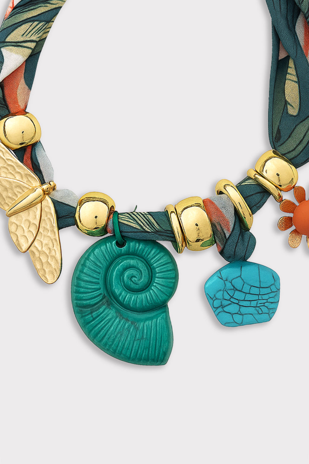 Collana tessuto e charms