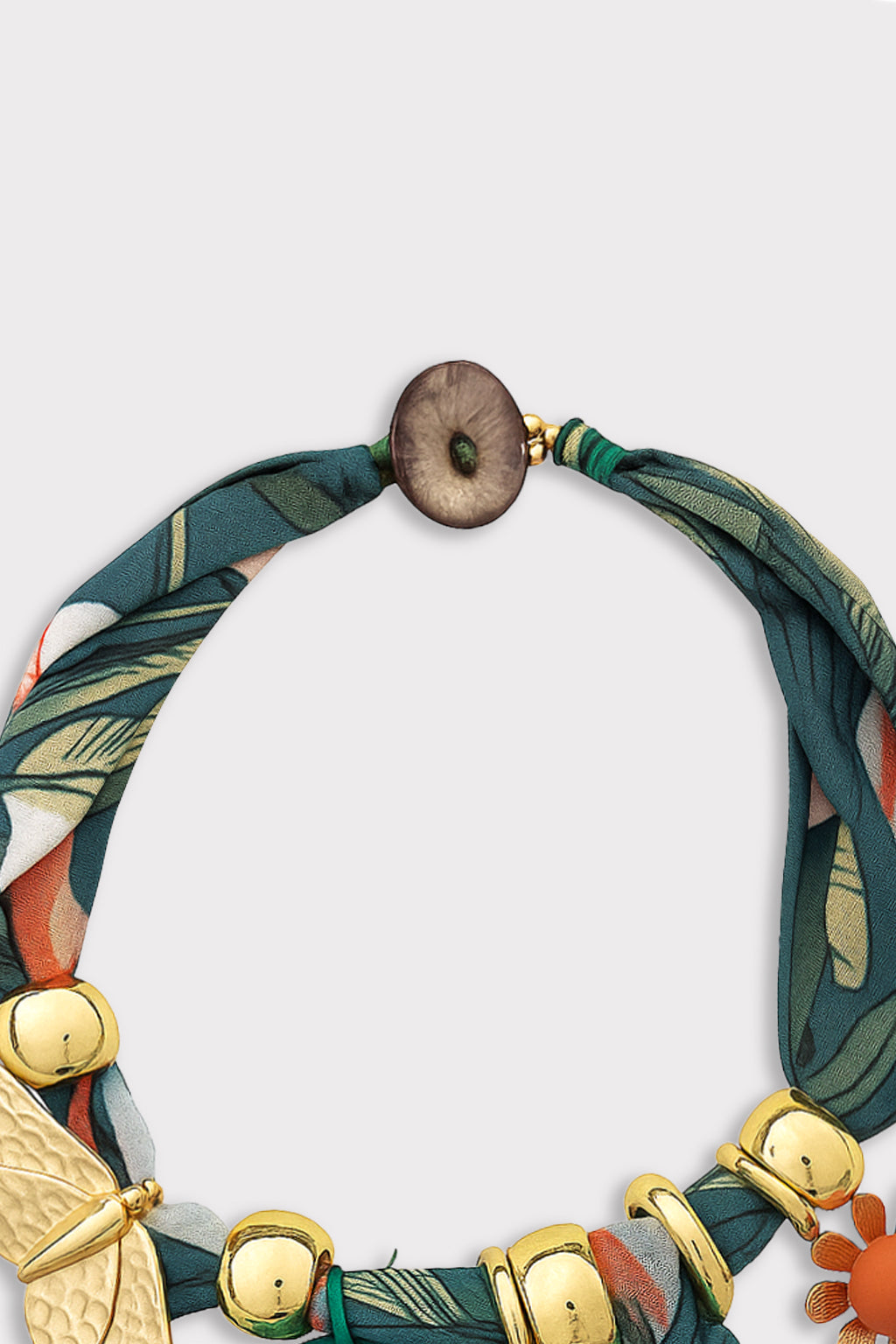Collana tessuto e charms