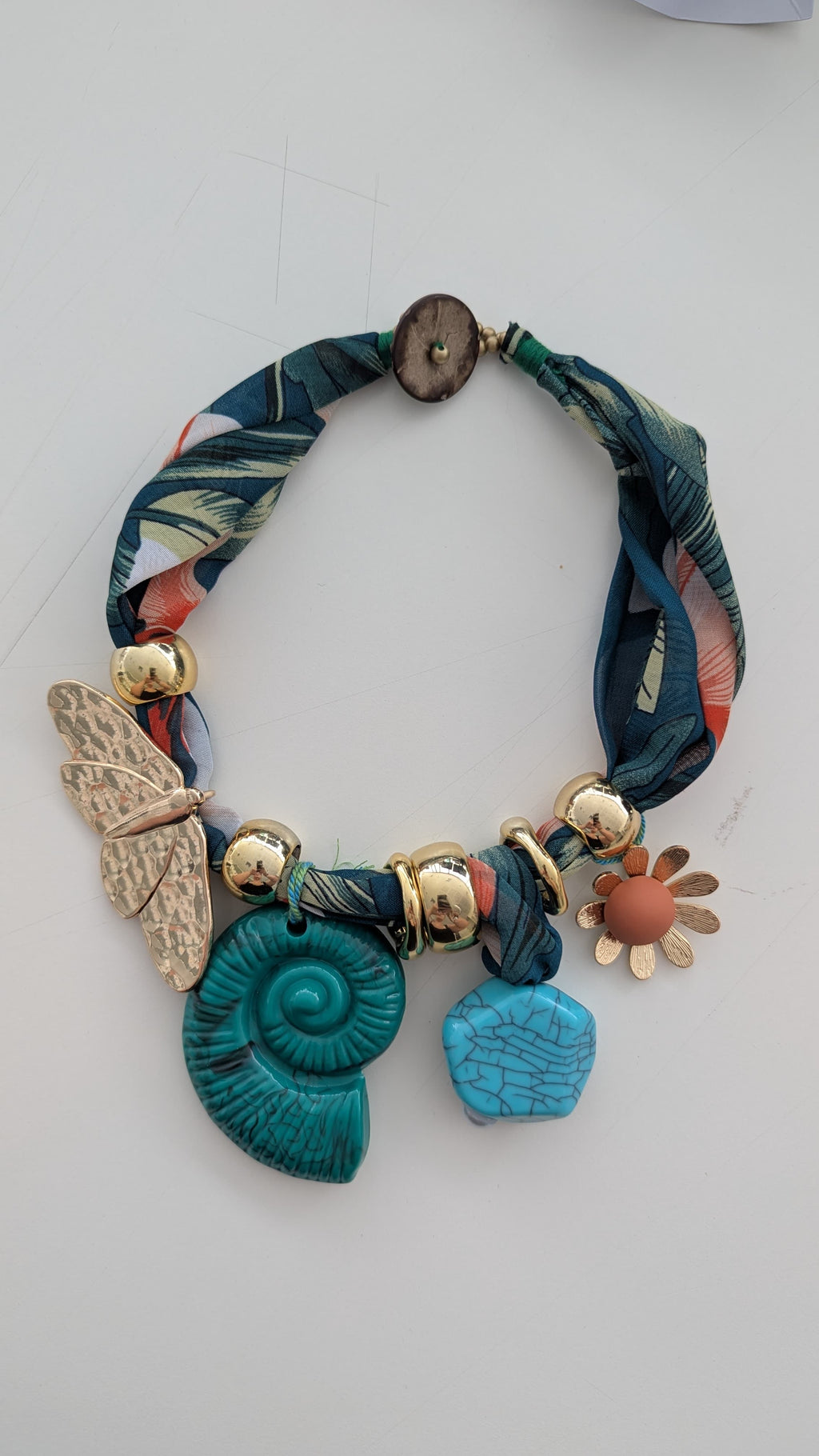 Collana tessuto e charms