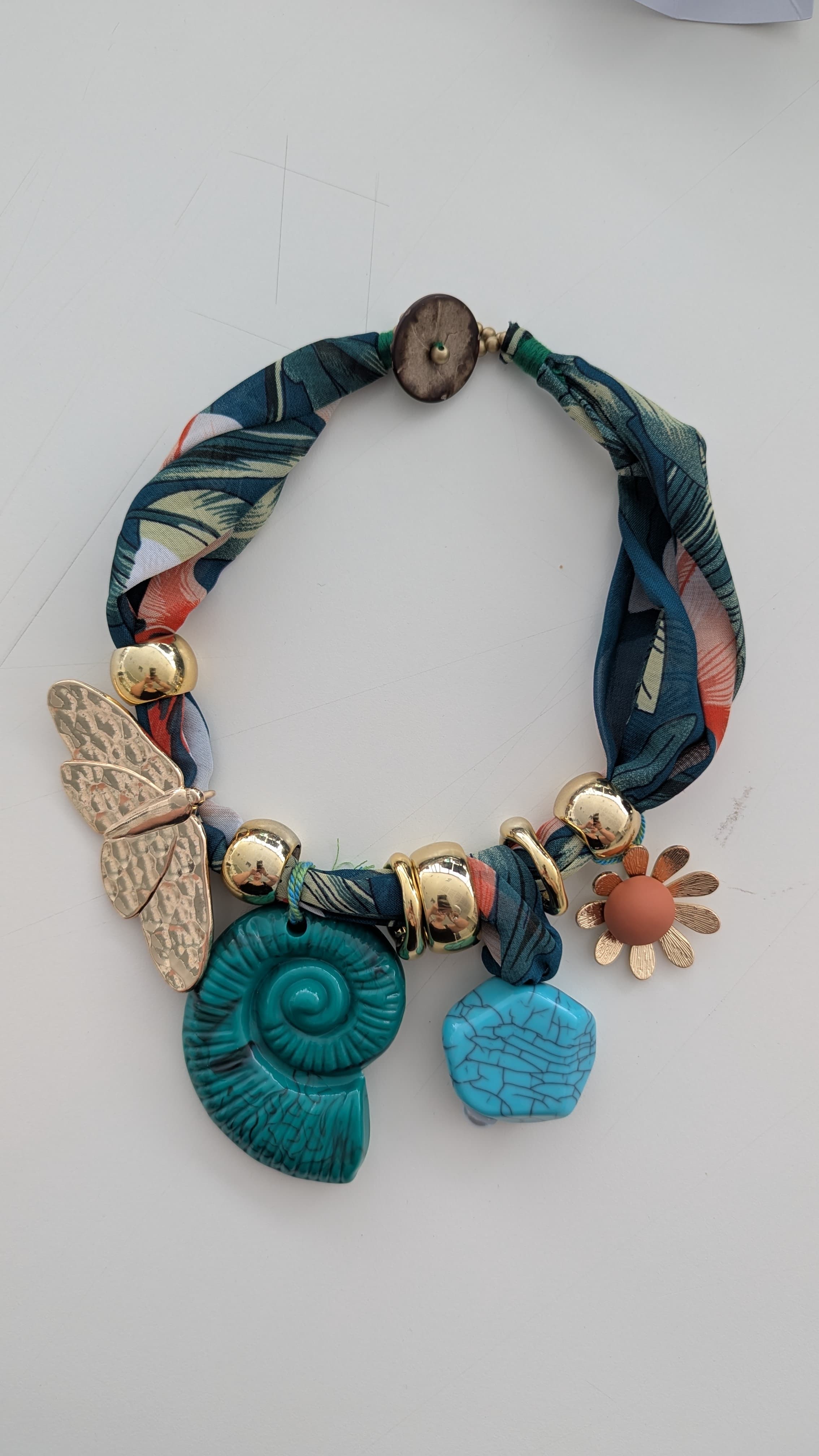 Collana tessuto e charms